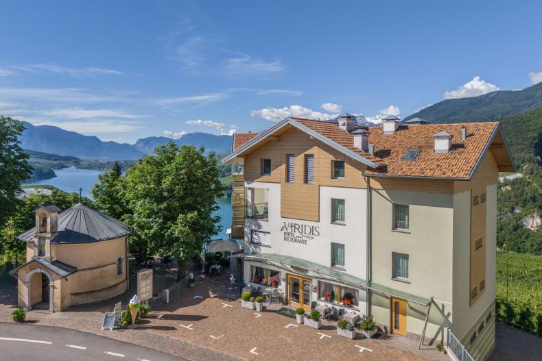 Hotel con vista lago e montagne, atmosfera tranquilla.